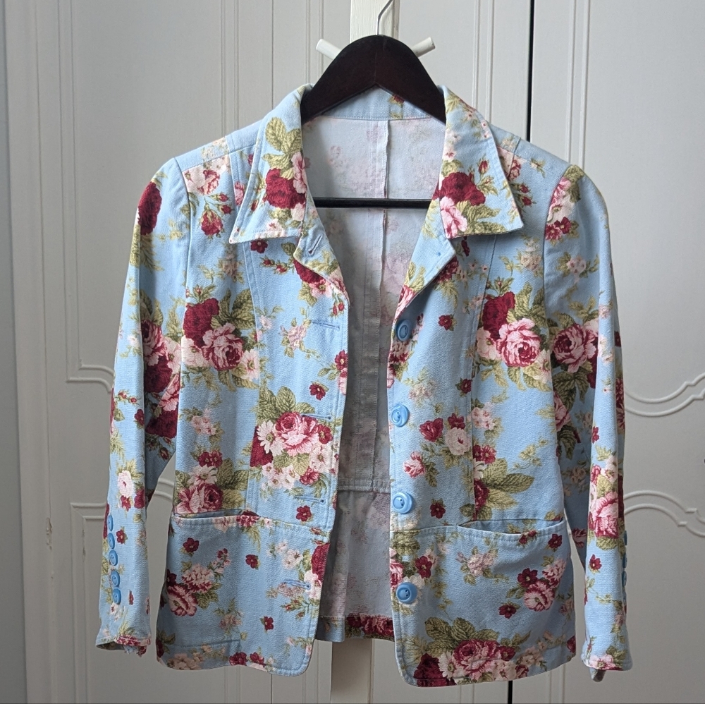 Vtg Blue and Red Denim Floral Jacket with Structured Fit 100 % Cotton Size M
